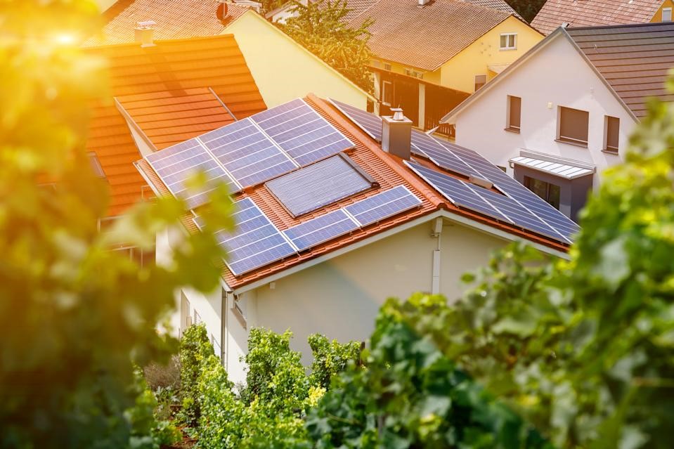 https://luznaturalautoconsumo.es/wp-content/uploads/2021/09/Los-beneficios-de-la-energía-solar-frente-a-la-energía-eléctrica-en-datos.jpg