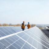 La energía solar es una de las alternativas para un consumo de energía limpia que más ha crecido en los últimos años. Gracias a la tecnología, aprovechar este tipo de suministro natural es mucho menos costosa y muchos países han sabido aprovechar esta oportunidad. La evolución es más que evidente, desde el uso a pequeña escala se ha observado como ahora existen multitud de instalaciones de producción masiva. Muchas cifras ya demuestran cómo el uso de la energía solar está en pleno crecimiento. Se puede observar cómo algunos países despuntan, como China que, hasta ahora, cuenta con la mayor planta solar del mundo en el desierto de Tengger con una capacidad de 1547 MW. Cubre un área de 1200 kilómetros cuadrados y se le conoce como la “Gran Muralla Solar”. En este país, tan sólo en 2018 se instaló una potencia en energía solar equivalente a 10 centrales nucleares. Además, es el productor del 60 por ciento de los paneles solares en todo el mundo. Esto señala ahora mismo a China como una de las potencias mundiales más importantes en energía solar. El país tiene como objetivo que el 20 por ciento de su energía provengan de renovables para 2030. Estados Unidos es la segunda gran superpotencia en energía solar. Tiene una capacidad instalada de 52 GW que puede dar suministro a un total de diez millones de hogares. La energía solar es una de las industrias con mayor movimiento en este país. Esto se debe principalmente a que los estados han favorecido las políticas medioambientales. California, por ejemplo, obtiene el 33 por ciento de su energía a partir de renovables. La India también cuenta con un ambicioso proyecto de construcción de un parque de energía solar que pretende quitar el primer puesto al gigante asiático. La planta tendrá un tamaño casi igual la ciudad de Barcelona. Se construirá en Kutch y también contará con generadores eólicos que le permitirán crear hasta 30.000 MW En países de todo el mundo se apuesta cada vez más por la energía solar En cuanto al aprovechamiento de la energía solar, sorprendentemente Alemania es uno de los países que se sitúa a la cabeza en el mundo. Su uso total es de 20.000 MW marca bastante diferencia del segundo puesto que ocupa España con 3.500 MW. Según BSW uno de cada 10 kilowatios producidos en el país germánico proviene del sol. Pero aún se puede ir más allá en cuanto a la ejemplaridad de Alemania en el consumo de energía solar. Este país superó por primera vez en este año que la producción de energía renovables superara a las obtenidas por combustibles fósiles. Esta información fue proporcionada por Agencia Federal de Redes (BNetzA). Se puede decir que, en líneas generales, la energía solar es la que más ha crecido en los últimos años frente a otras alternativas. Supuso un 2,7 por ciento del suministro mundial en 2019 según un informe del Bloomberg New Energy Finance y se espera que siga creciendo de manera continuada. En ese mismo año el aumento de instalación de sistemas fotovoltaicos llegó a los 114,9 GW. Supone un crecimiento de más del 12 por ciento con respecto al año anterior. A la cabeza sigue China y, después, Europa. España ocupa el 6 puesto en el ranking mundial de capacidad fotovoltaica con 4,4 GW. Otros países han observado un interesante crecimiento en los últimos años como Brasil y México. En Luz Natural Autoconsumo te ayudamos a que descubras todo el potencial de la energía solar. Descubre todas las posibilidades que ofrece para conseguir un mundo mucho más sostenible. Contacta ya con nosotros para recibir más información.