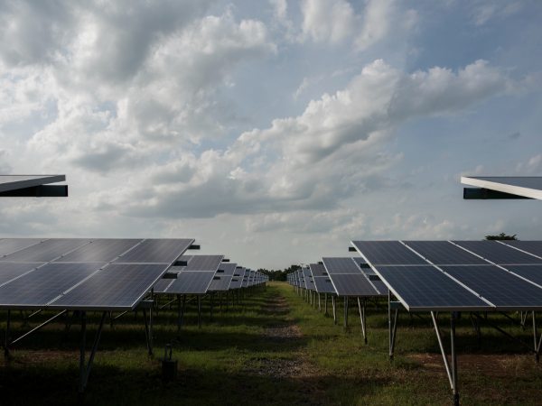 https://luznaturalautoconsumo.es/wp-content/uploads/2022/02/Así-funciona-un-parque-solar.jpg
